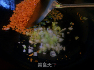芹菜叶炒米饭的做法步骤：5