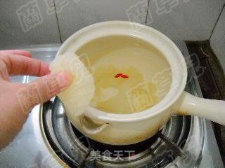 冰糖枸杞银耳羹的做法步骤：6