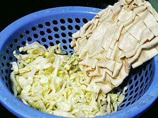 【随意的午餐】虾皮鸡蛋炒面的做法步骤：1