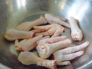 【养生汤煲】花生鸡脚汤的做法步骤：2