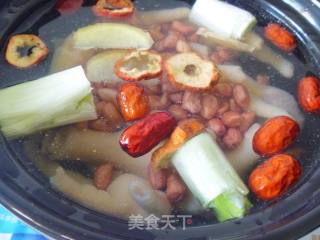【养生汤煲】花生鸡脚汤的做法步骤：4