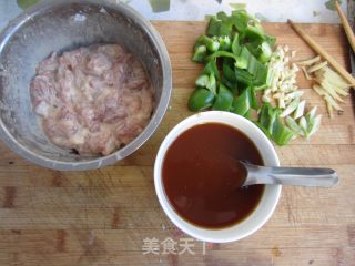 东北菜必点之一~~~溜肉段的做法步骤：2