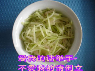 西瓜皮炒鸡蛋的做法步骤：1