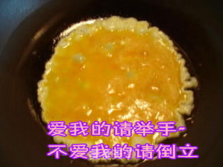 西瓜皮炒鸡蛋的做法步骤：2