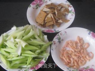 五香茶干炒西芹的做法步骤：1