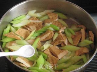 五香茶干炒西芹的做法步骤：5