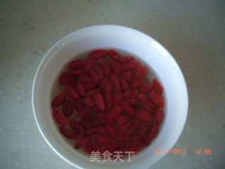 美容养颜——枸杞红枣豆浆的做法步骤：2