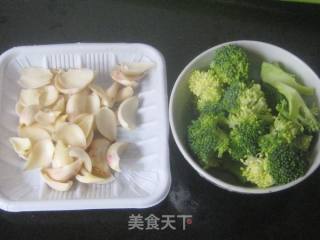 西兰花炒百合的做法步骤：1