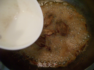 红酒煨鸡翅的做法步骤：6