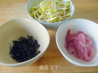 【养生汤煲】简单好汤---螺旋藻豆芽肉片汤的做法步骤：1