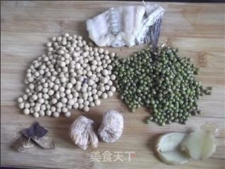 鱼骨牛奶   黄绿豆煲鱼骨汤的做法步骤：1