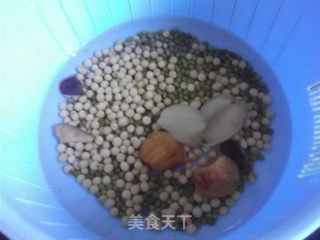 鱼骨牛奶   黄绿豆煲鱼骨汤的做法步骤：2