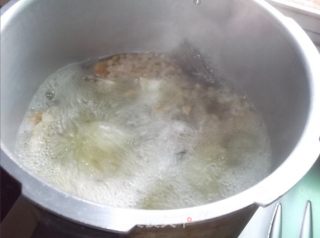 鱼骨牛奶   黄绿豆煲鱼骨汤的做法步骤：11