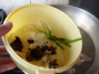 八宝骨头煲的做法步骤：5