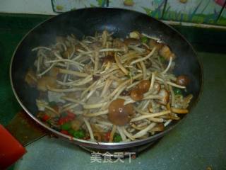 无法抗拒的诱惑-----干锅茶树菇的做法步骤：5