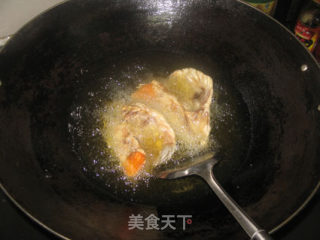 南瓜西芹烩三文鱼头的做法步骤：3