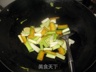 南瓜西芹烩三文鱼头的做法步骤：6