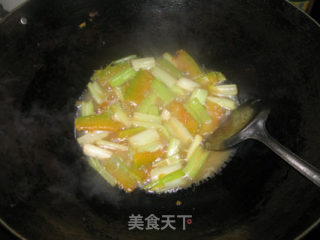 南瓜西芹烩三文鱼头的做法步骤：7
