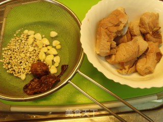 南北杏青紅蘿蔔豬肉湯的做法步骤：2