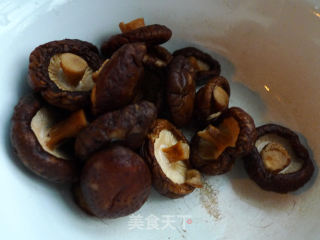 香菇炒鸡的做法步骤：2