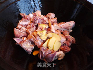 香菇炒鸡的做法步骤：4