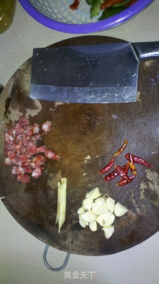 双椒炒香肠的做法步骤：2