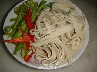 青红椒炒千张的做法步骤：1