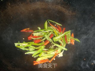 青红椒炒千张的做法步骤：2
