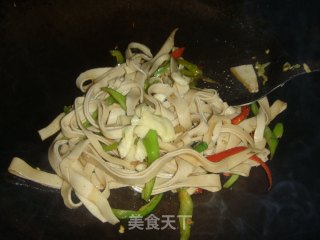 青红椒炒千张的做法步骤：4