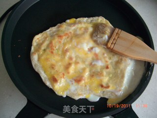 自制大连特色美食——煎饼果子的做法步骤：3