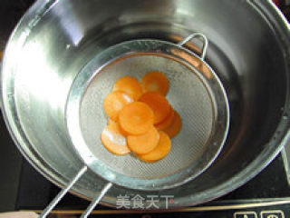 为美食增加几分色彩—巧做胡萝卜花的做法步骤：5