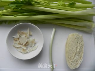 清新爽口菜--西芹百合的做法步骤：1