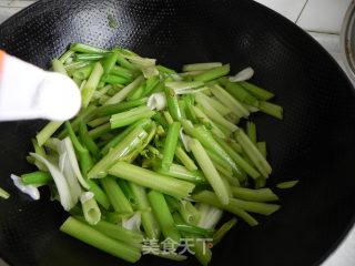 清新爽口菜--西芹百合的做法步骤：8
