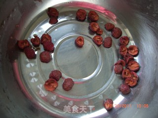 自制酸甜可口的饮品——酸梅汤的做法步骤：1
