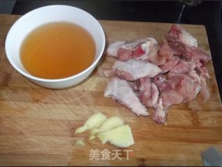 秋冬暖身 月子鸡酒的做法步骤：1