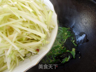 家常小炒----土豆丝炒辣椒丝的做法步骤：3