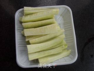 丝瓜素面筋的做法步骤：2