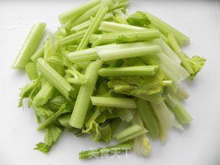 清新爽口菜--西芹百合的做法步骤：2
