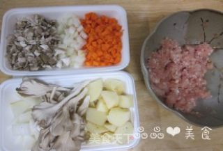 中餐西做——奶香蘑菇鸡肉酱浇头面的做法步骤：1