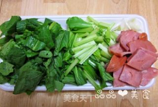 简单的最美味——火腿青菜炒乌冬的做法步骤：3