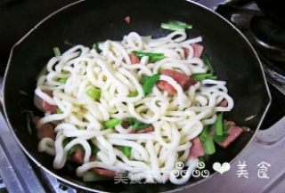 简单的最美味——火腿青菜炒乌冬的做法步骤：6