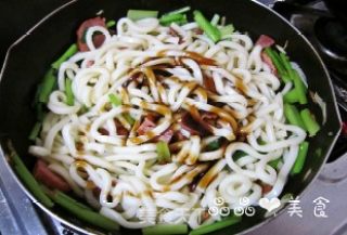 简单的最美味——火腿青菜炒乌冬的做法步骤：7