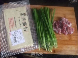 千张炒韭菜的做法步骤：1
