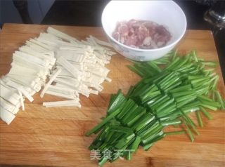 千张炒韭菜的做法步骤：2