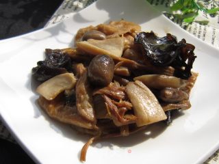 山珍炒面筋的做法步骤：4
