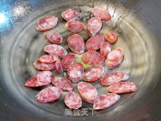 豆腐干炒香肠的做法步骤：3