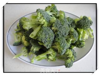 蒜香西兰花的做法步骤：1