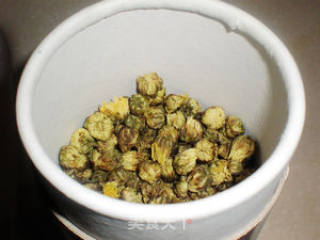 清肝明目的菊花茶的做法步骤：1
