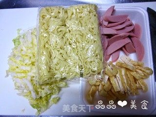 营养均衡的快手早餐——白菜香肠炒面的做法步骤：1