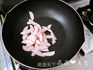 营养均衡的快手早餐——白菜香肠炒面的做法步骤：2